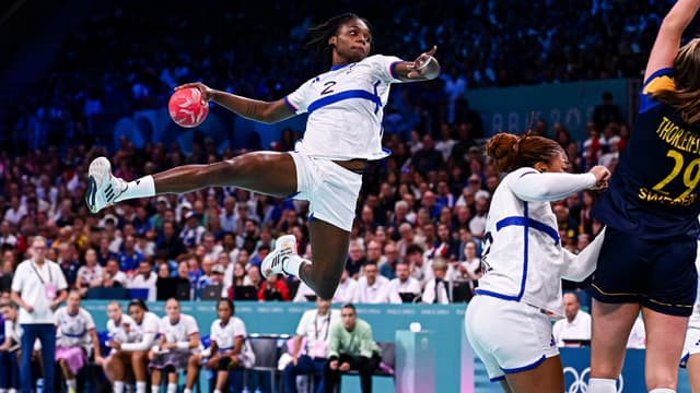 la handballeuse Meline Nocandy lors de la demi-finale des JO 2024 face à la Suède.