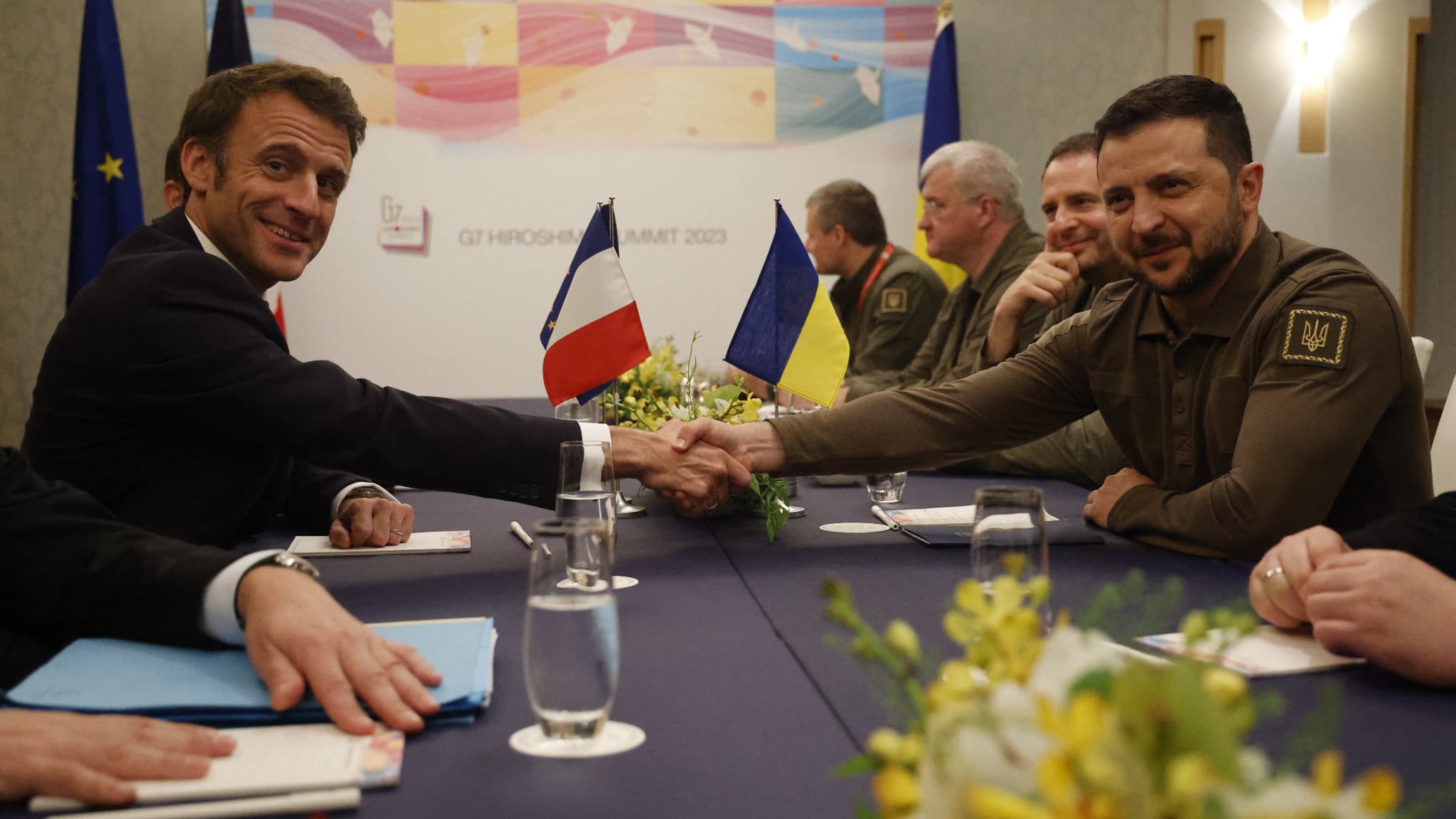 Emmanuel Macron et Volodymyr Zelensky lors du G7 à Hiroshima au Japon, le 20 mai 2023
