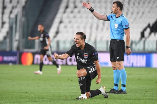 Maxence Caqueret explose de joie après la victoire sur la Juventus en huitième de finale retour de la Ligue des champions 2020