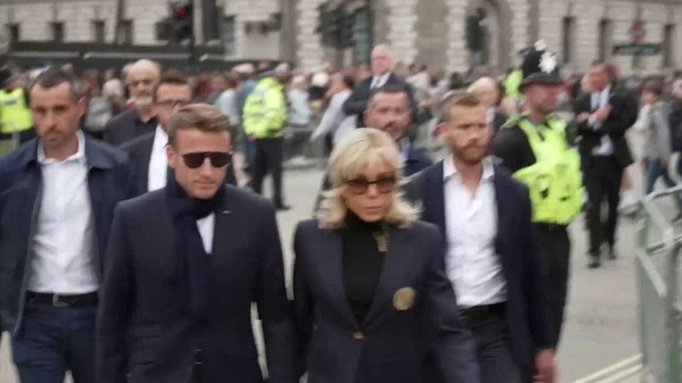Emmanuel et Brigitte Macron arrivent à Westminster, à Londres (Royaume-Uni), pour se recueillir auprès de la dépouille d'Elizabeth II, le 18 septembre 2022. Emmanuel et Brigitte Macron arrivent à Westminster, à Londres (Royaume-Uni), pour se recueillir auprès de la dépouille d'Elizabeth II, le 18 septembre 2022.