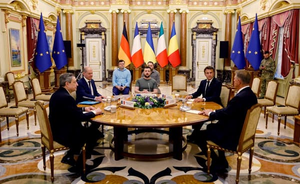 Olaf Scholz, Emmanuel Macron, Mario Draghi, et Klaus Iohannis avec Volodymyr Zelensky le jeudi 16 juin 2022 à l'occasion d'une visite historique en Ukraine, en pleine guerre contre la Russie. 