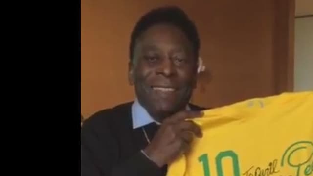 La légende du football, Pélé, enregistre un message pour Cyril Hanouna