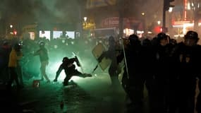 Affrontements entre police et manifestants le 28 novembre 2020 lors de la manifestation parisienne contre la loi dite "sécurité globale"