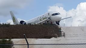 L'avion a dérapé hors de la piste.