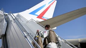Un soldat français montant à bord d'un avion en direction de la Roumanie, mars 2022
