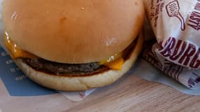 Le hamburger fait partie des aliments mauvais pour la santé, mais peu onéreux.