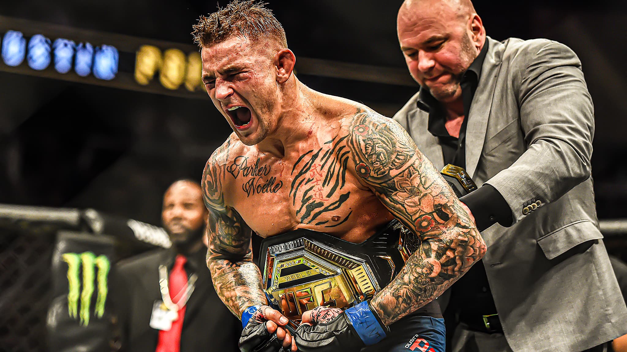 Dustin Poirier avec la ceinture intérimaire de champion des -70kg après sa deuxième victoire contre Holloway, en 2019. Dustin Poirier avec la ceinture intérimaire de champion des -70kg après sa deuxième victoire contre Holloway, en 2019.