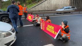Le collectif Dernière Rénovation bloque la M6 à Lyon, lundi 6 novembre