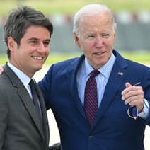 Le président des États-Unis Joe Biden accueilli par le Premier ministre Gabriel Attal à l'aéroport d'Orly, près de Paris, le 5 juin 2024, à l'occasion des commémorations du Débarquement.