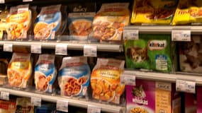 Plats cuisinés et aliments pour animaux dans un supermarché.