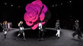 Le défilé Chanel ce 7 mars 2023 avait pour thème central le camélia, fleur emblématique de la maison.