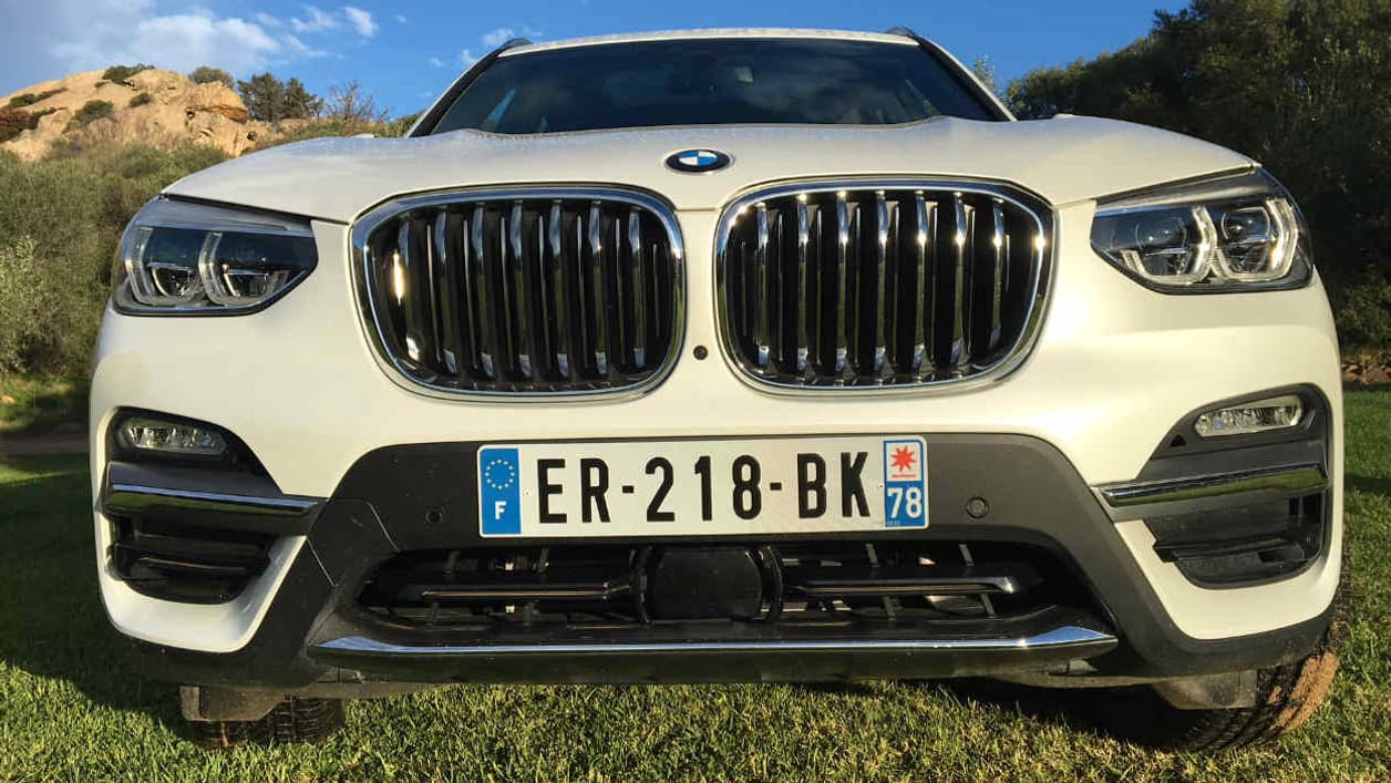 A l'avant, le nouveau X3 se distingue notamment par ses feux qui ne touchent plus la grille de radiateur. A l'avant, le nouveau X3 se distingue notamment par ses feux qui ne touchent plus la grille de radiateur.