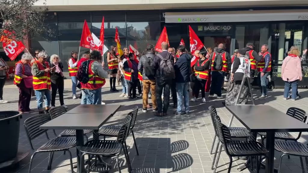 Des manifestants devant la halle de la gare du Sud à Nice.