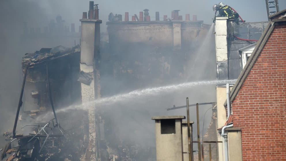Intervention des pompiers sur l'incendie provoqué par une explosion au gaz, à Paris 6e
