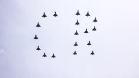 Les initiales "CR" formées dans le ciel par les avions de la parade aérienne
