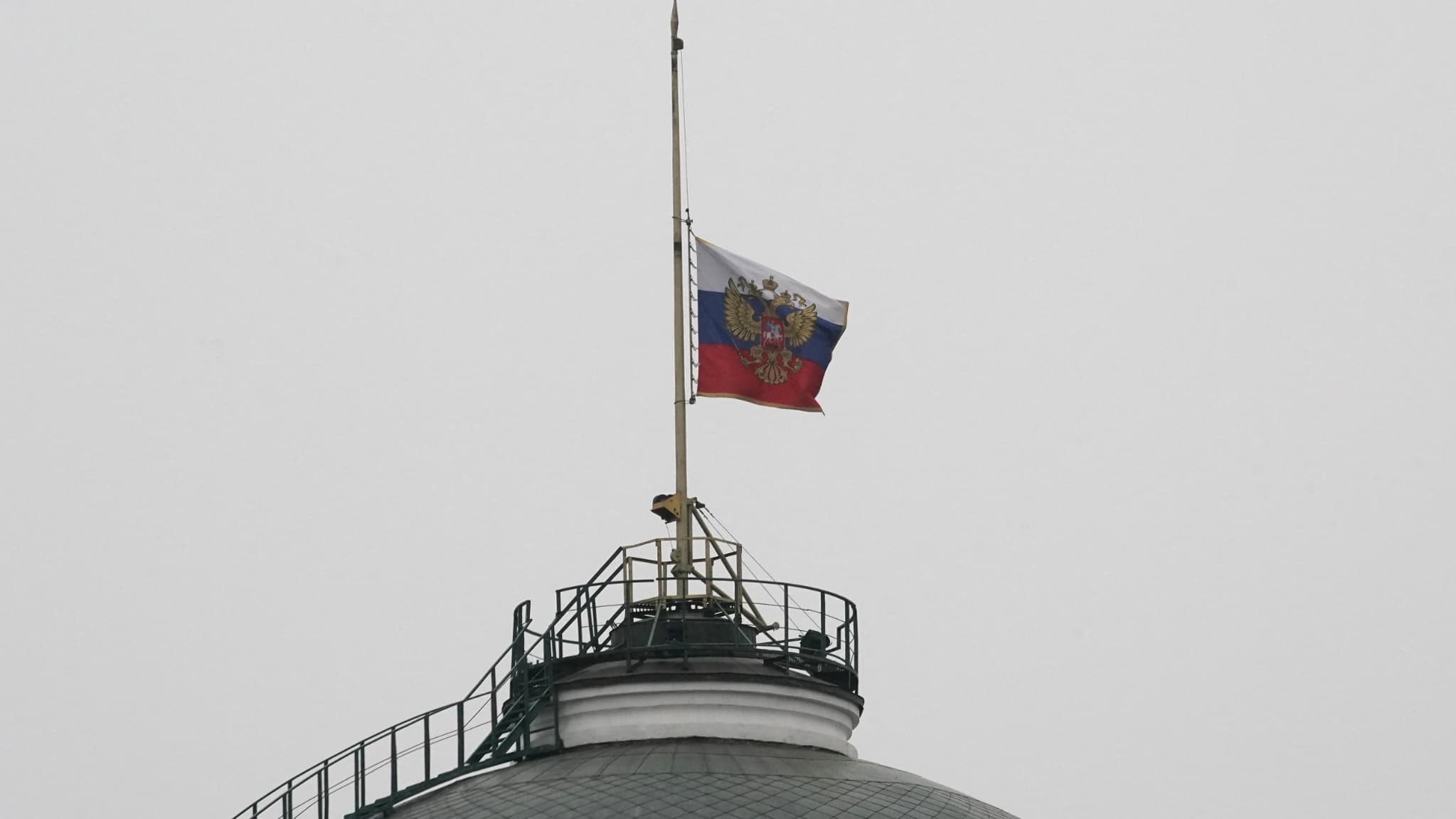 L'étendard du président de la Fédération de Russie mis en berne au sommet du dôme du palais du Sénat, à Moscou, le 24 mars 2024,