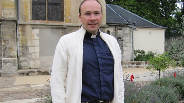 Le père Georges Vandenbeusch en 2011, devant l'église de Sceaux.