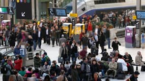 Gare de Lyon, à Paris. La grève à la SNCF, qui a débuté mercredi soir et se prolongera jusqu'à vendredi matin, provoque jeudi des perturbations limitées sur le réseau ferroviaire français. /Photo prise ise le 25 octobre 2012/REUTERS/Charles Platiau