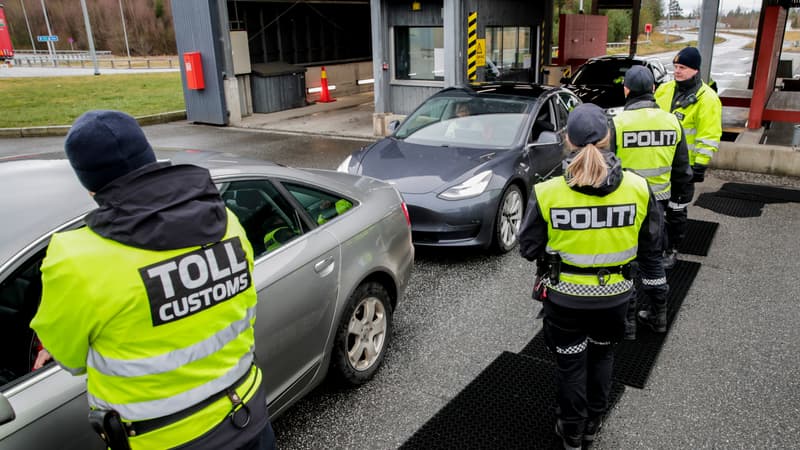 Des policiers norvégiens à la frontière avec la Suède, à Svinesund, le 16 mars 2020 (PHOTO D'ILLUSTRATION).