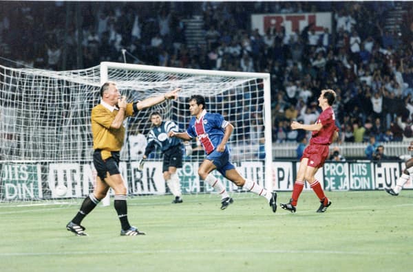 Raï célèbre son but lors de PSG-Bucarest (5-0, qualifications Ligue des champions), le 27 août 1997