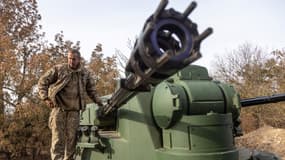 Un militaire ukrainien se tient debout sur une système antiaérien allemand près des exercices militaires dans la région d'Odessa, le 17 octobre 2023, dans le contexte de l'invasion de l'Ukraine par la Russie.