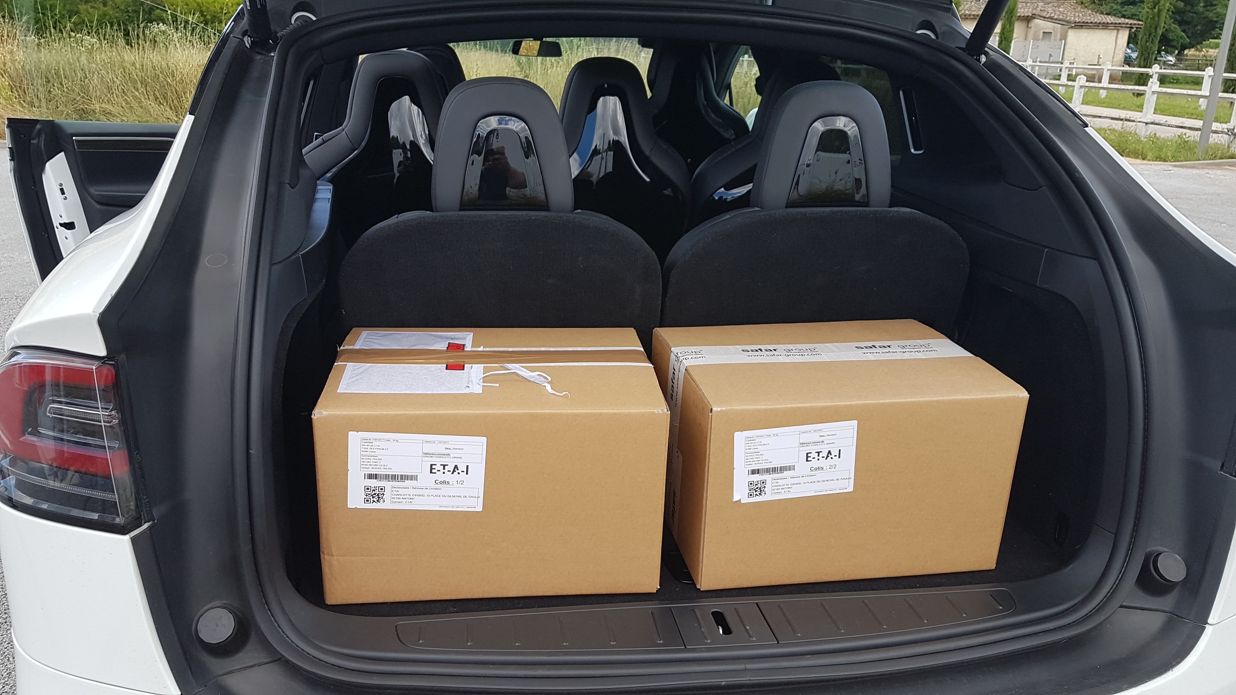 Le coffre de mon SUV, pourtant en version 7 places, me permet tout de même de loger les deux cartons de livres Tesla L'ampère contre-attaque. Le coffre de mon SUV, pourtant en version 7 places, me permet tout de même de loger les deux cartons de livres Tesla L'ampère contre-attaque.