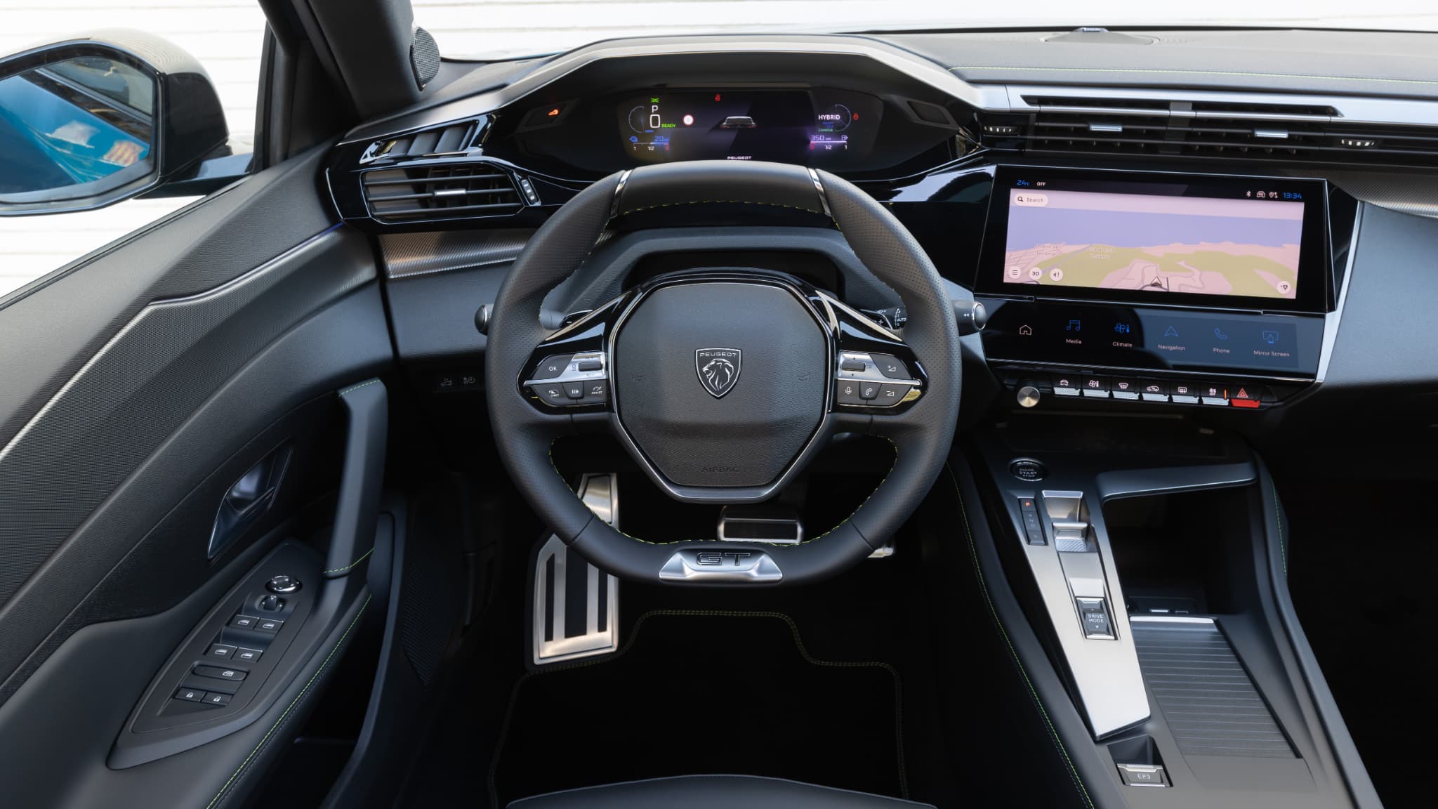 A l'intérieur de la Peugeot 408, on redécouvre la dernière évolution du i-cockpit très proche de celui de la dernière 308. A l'intérieur de la Peugeot 408, on redécouvre la dernière évolution du i-cockpit très proche de celui de la dernière 308.