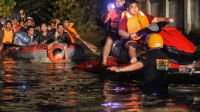 La tempête tropicale a fait au moins 133 morts aux Philippines.