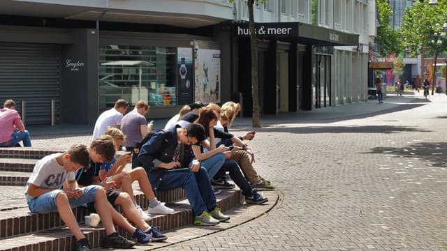 Au total 800.000 jeunes vont percevoir une aide de 200 euros.