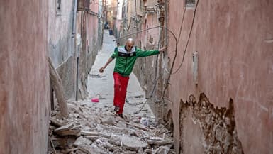 Un résident dans une rue de Marrakech le 9 septembre 2023 après le séisme qui a touché le Maroc