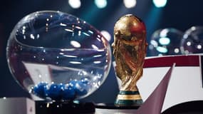 Un chapeau pour un tirage au sort et le trophée de la Coupe du monde