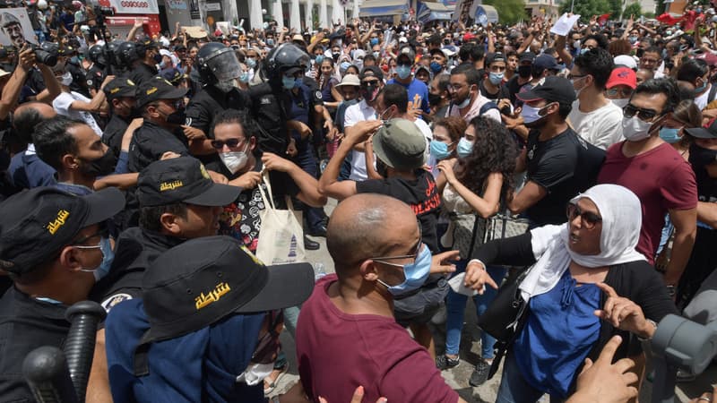 Des milliers de Tunisiens ont manifesté contre le gouvernement le 25 juillet 2021, notamment à Tunis.