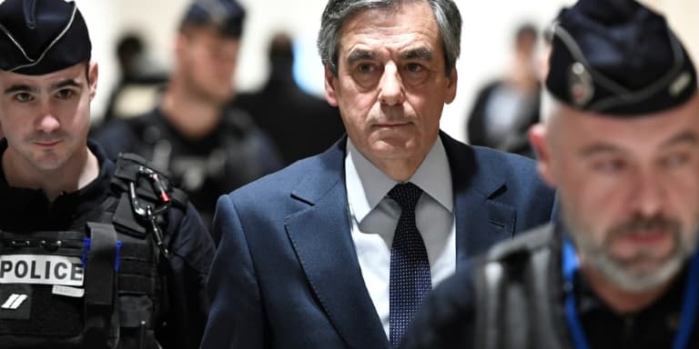 L'ancien Premier ministre François Fillon retourne dans la salle d'audience du palais de justice de Paris, le 27 février 2020