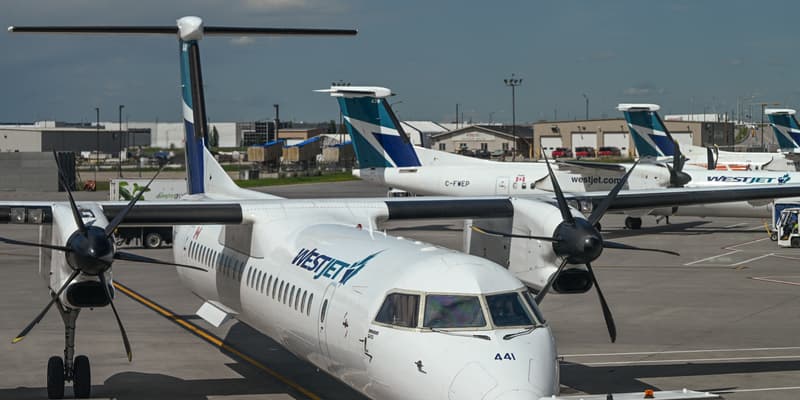 Un avion De Havilland Canada Dash 8-400 de WestJet stationné à l'aéroport international de Calgary, en Alberta, au Canada, le 6 août 2025.