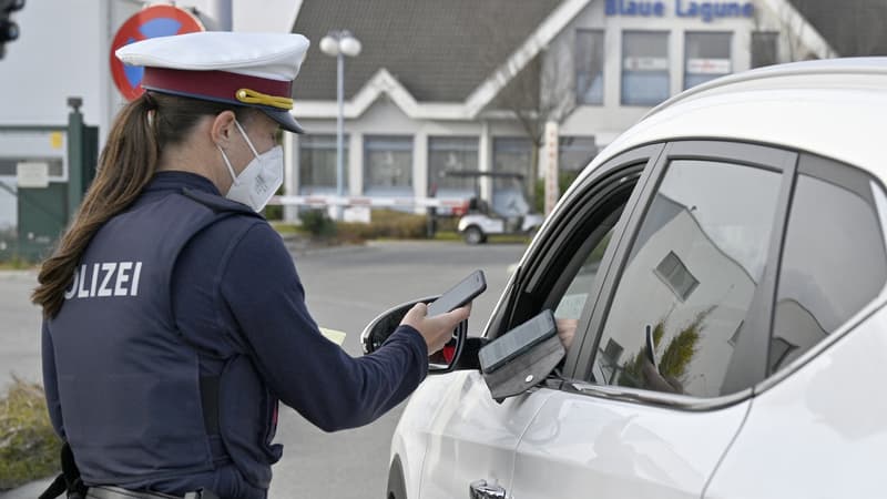 Une policière autrichienne vérifie le certificat de vaccination d'un automobiliste, mardi 16 novembre. 