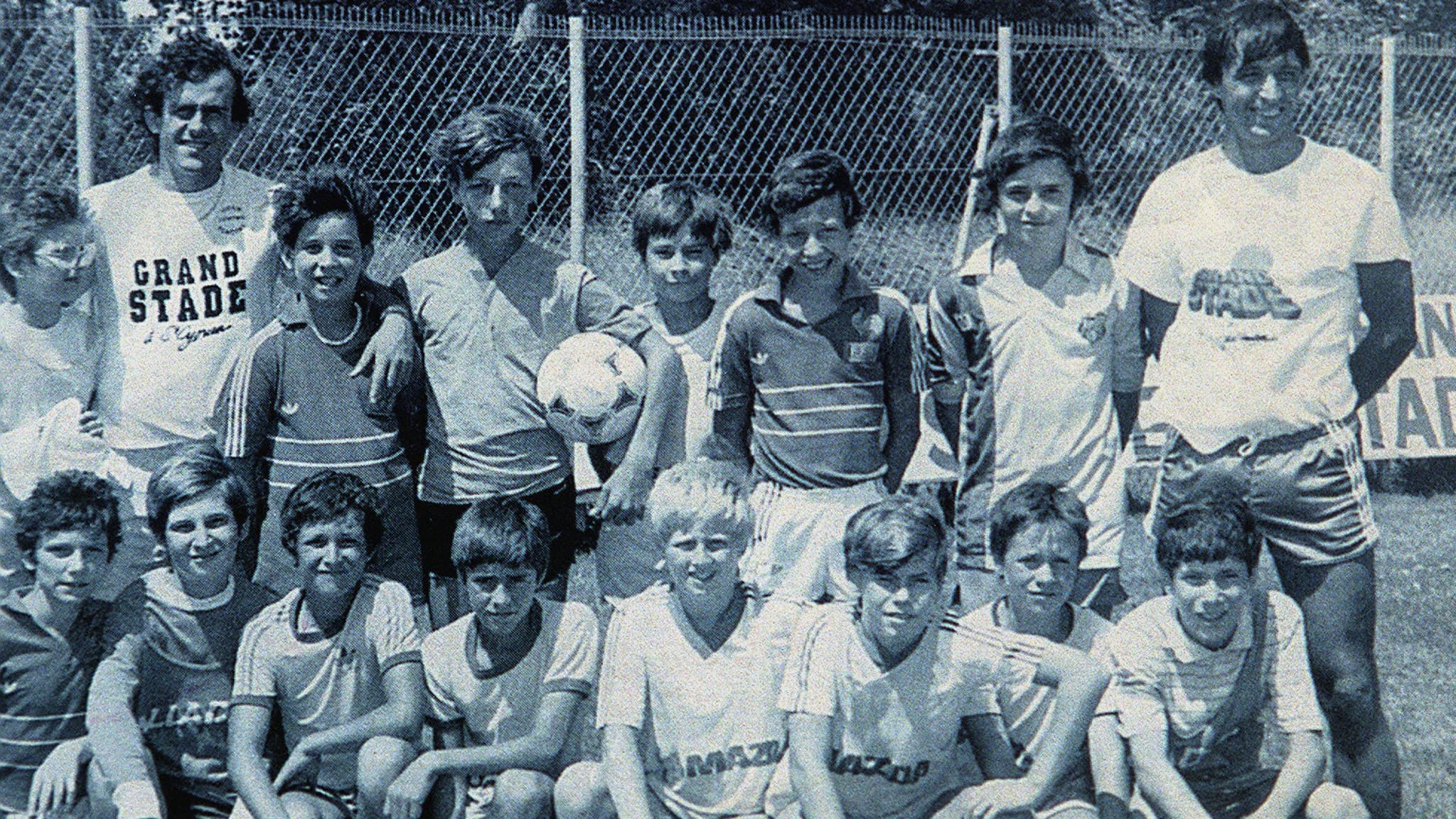 Zinédine Zidane enfant (dernier en bas à droite) lors d'une visite de Michel Platini (en haut à gauche), à Cannes au début des années 1980