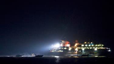 L'un des six navires de la flotille humanitaire en mer Méditerranée. La Turquie, jugeant "inacceptable" l'assaut mené par les Israéliens contre la flottille humanitaire destinée à Gaza, a annulé des manoeuvres militaires conjointes avec les forces israéli