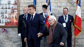 Emmanuel Macron et Bernard Duval survivant du massacre de la prison de Caen en 1944, lors de la cérémonie en hommage aux résistants français à la prison de Caen (Calvados) le mercredi 5 juin 2024.