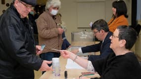Des électeurs votent à Saint-Pierre-et-Miquelon pour le second tour de la présidentielle, ce samedi 23 avril 2022
