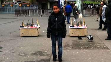 Nora, prise en photo devant la Tour Eiffel lors d'un précédent voyage.