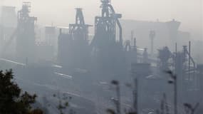 L'intersyndicale de l'usine ArcelorMittal de Florange (Moselle) s'est efforcée mardi d'afficher une unité quelque peu mise à mal par l'accord signé entre le gouvernement et la direction du groupe sidérurgique. /Photo prise le 1er octobre 2012/REUTERS/Vinc