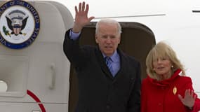 Arrivée du vice-président américain Joe Biden en compagnie de sa femme à Orly le 3 février 2013.