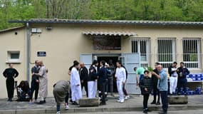 Des gens se tiennent devant la mosquée Khadija à La Grand-Combe, dans le sud de la France, le 27 avril 2025.