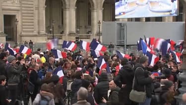 La foule à l'Esplanade du Louvre