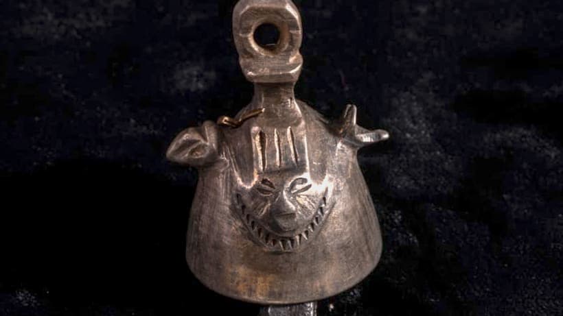 Une cloche mise au jour dans les fouilles du temple de Ramsès II