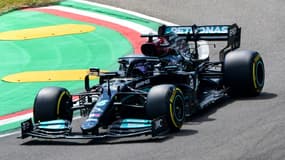Le septuple champion du monde de Formule 1, le Britannique Lewis Hamilton, lors des qualifications pour le Grand Prix d'Emilie-Romagne, le 17 avril 2021 sur le circuit international Enzo e Dino Ferrari à Imola