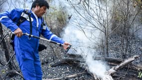 Evo Morales vient en aide aux pompiers qui luttent contre les feux de forêt, dans l'est de la Bolivie