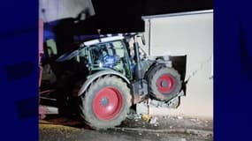 Un tracteur encastré dans une maison à Hennebont (Morbihan) dans la nuit du 23 novembre 2024. 