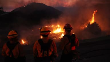Des pompiers luttent contre des incendies dans la vallée de Moreno en Californie, aux États-Unis, le 16 juillet 2023