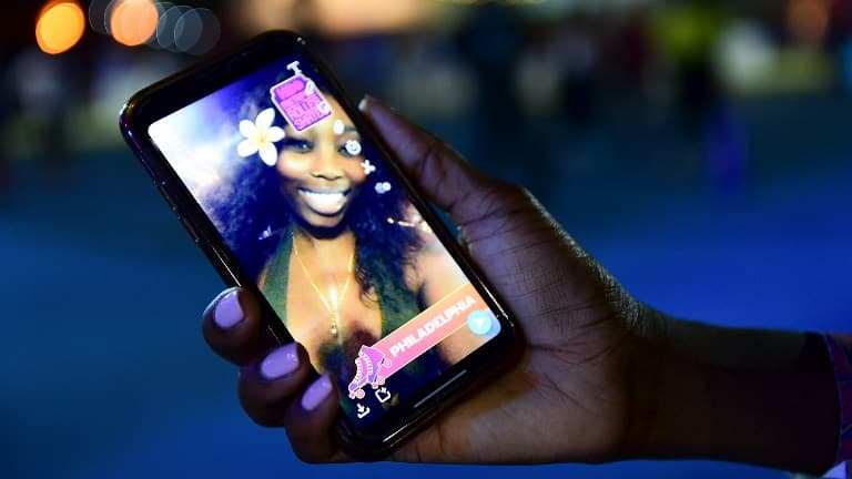 Une jeune fille utilisant un filtre Snapchat en juillet 2018 à Philadelphie aux Etats-Unis.